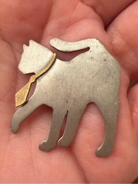 Sterling Silver/Metal?? Vintage Sweet Charming KittyCat Wearing Gold Tie Brooch‎